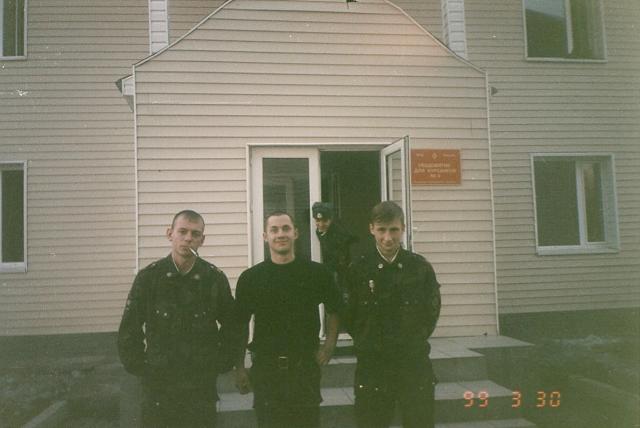 На фоне жилого модуля