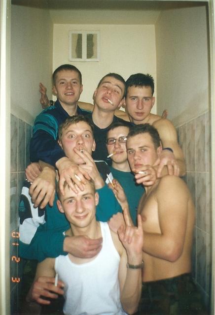 В туалете =)) Курим